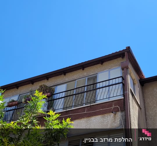 מרזב חום מחובר לקיר בניין
